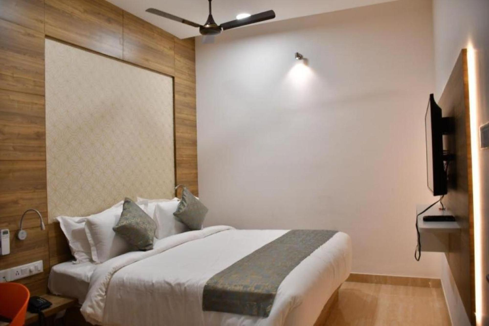 Residenza Adhikrishna Arcade Hotel Erode Buitenkant foto